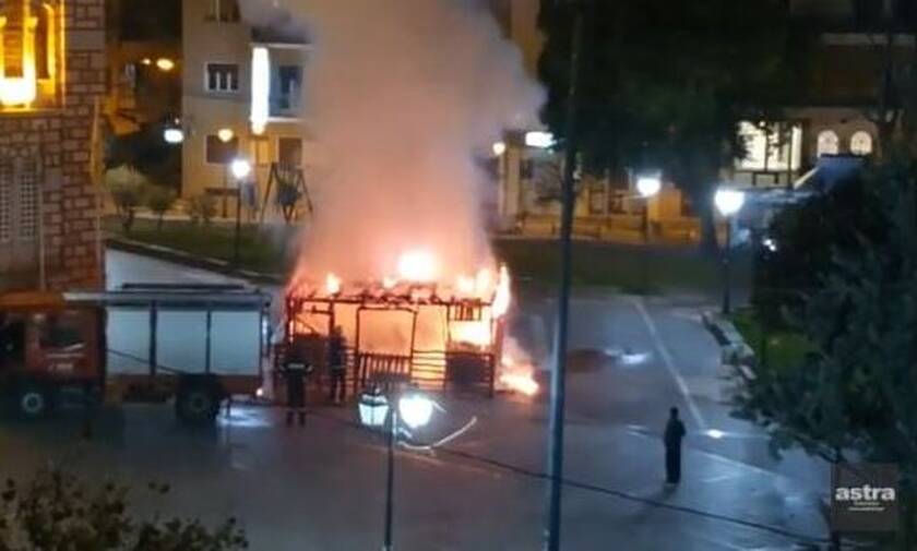 Βόλος: Κάηκε η φάτνη στο προαύλιο του Αγίου Νικολάου (vid)