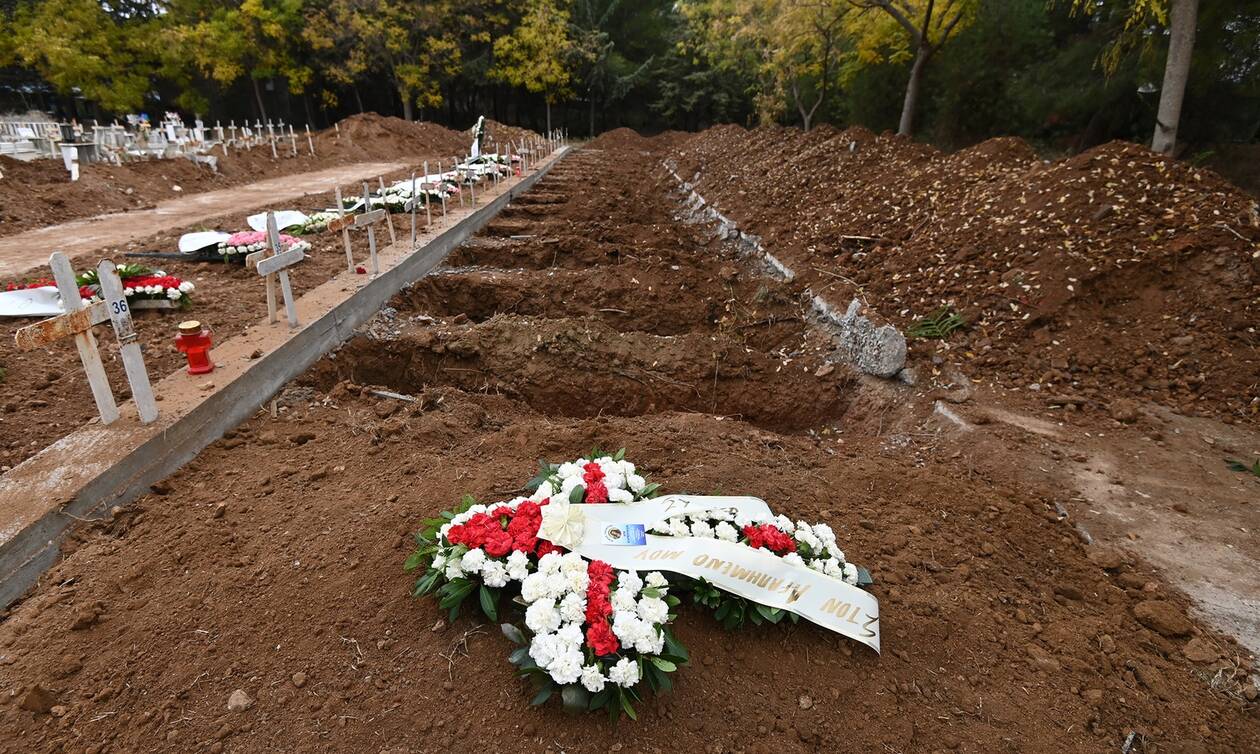 Κορονοϊός – Θεσσαλονίκη: Εικόνες φρίκης στα νεκροταφεία της πόλης – Τάφοι στη σειρά για τους νεκρούς