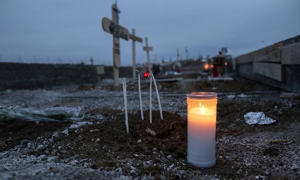 Θεσσαλονίκη - Ανατριχιαστικές εικόνες: Ανοίγουν τάφους για νεκρούς από κορονοϊό (photos)