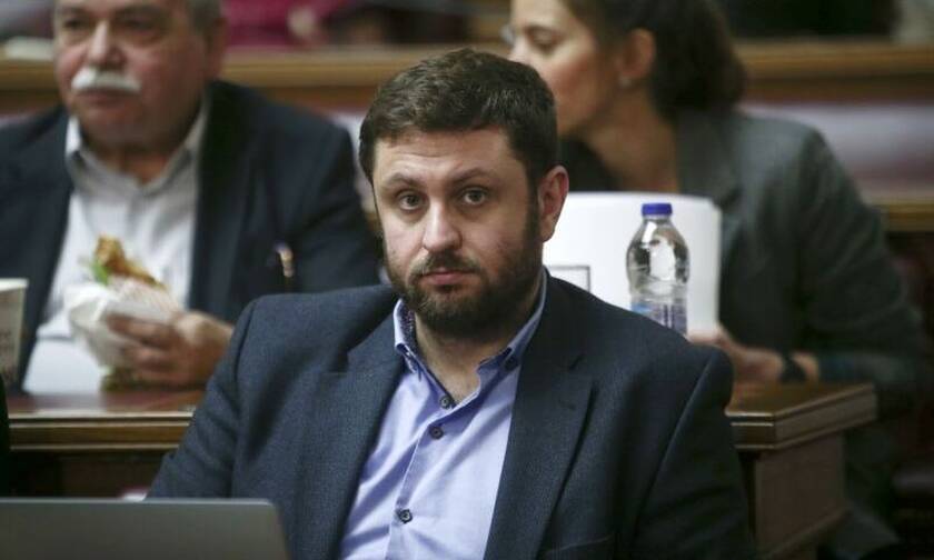 Ζαχαριάδης στο Newbomb.gr: «Η ΝΔ πετάει τη μπάλα στην εξέδρα του εμβολίου»