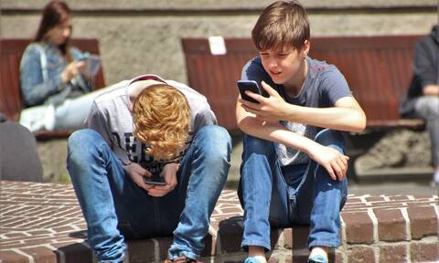 Πρέπει οι γονείς να ελέγχουν το κινητό του έφηβου παιδιού τους;