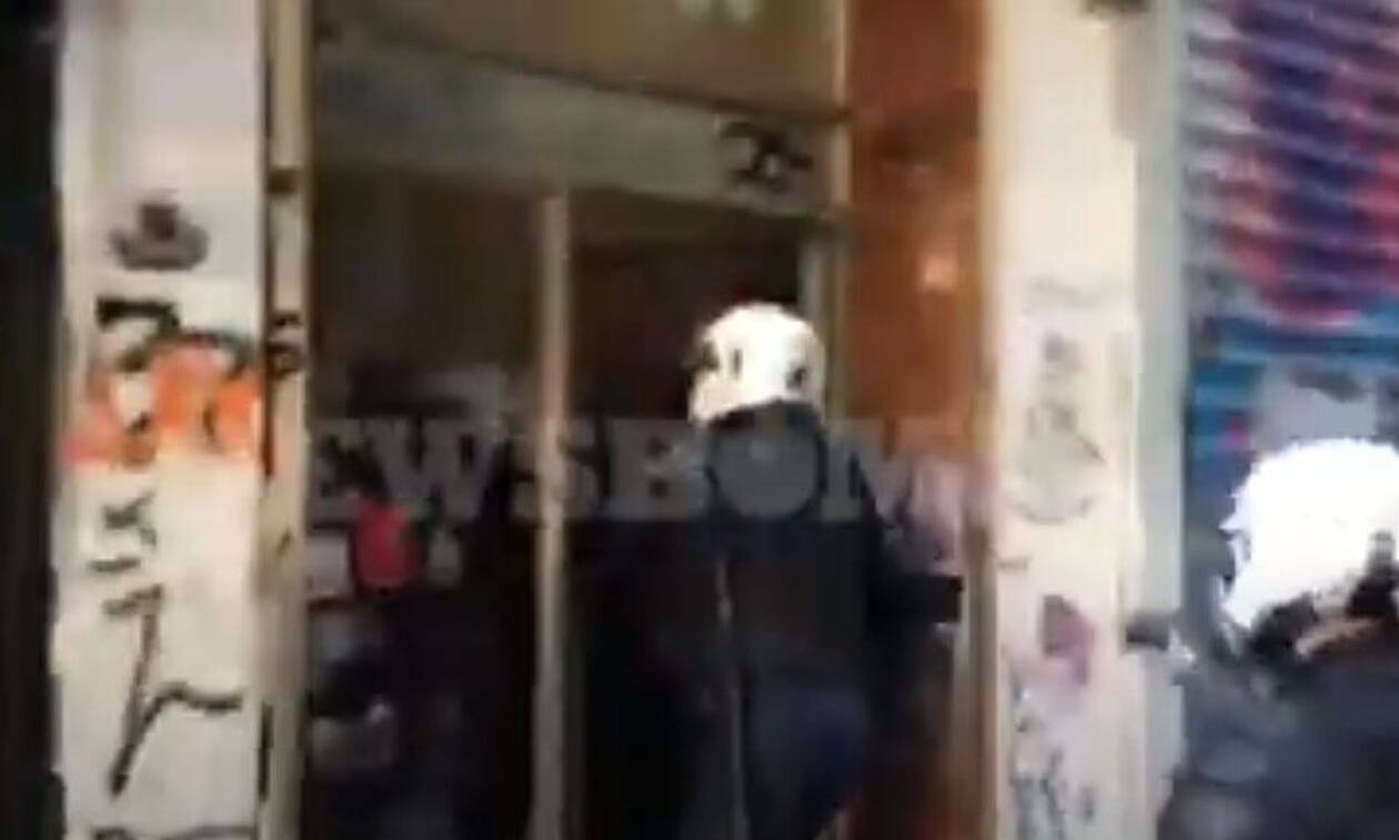 Γρηγορόπουλος: Η στιγμή που αστυνομικοί ρίχνουν χειροβομβίδα κρότου – λάμψης σε πολυκατοικία