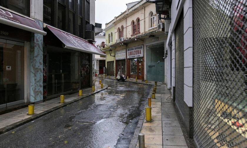 Κακοκαιρία - Θεσσαλονίκη: Σοβαρές ζημιές με πτώσεις δέντρων και καθίζηση οδοστρώματος 