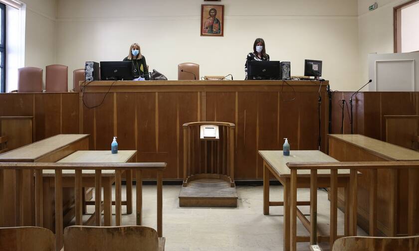 Ρεπορτάζ Newsbomb.gr: «Πόλεμος» για τις πύλες απολύμανσης στα δικαστήρια