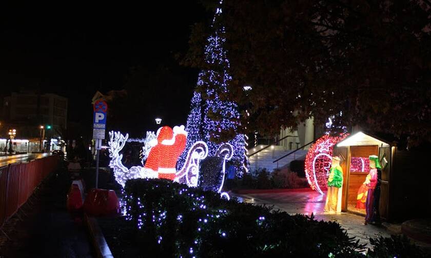 «Πλημμύρισε» χριστουγεννιάτικο φως η Μυτιλήνη - Φωταγωγήθηκε το πανύψηλο δέντρο (pics)