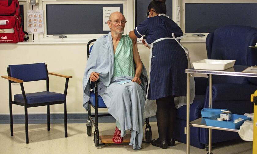 Εμβόλιο κορονοϊού: Μια 90χρονη και ένας 81χρονος άνοιξαν τον δρόμο της ελπίδας