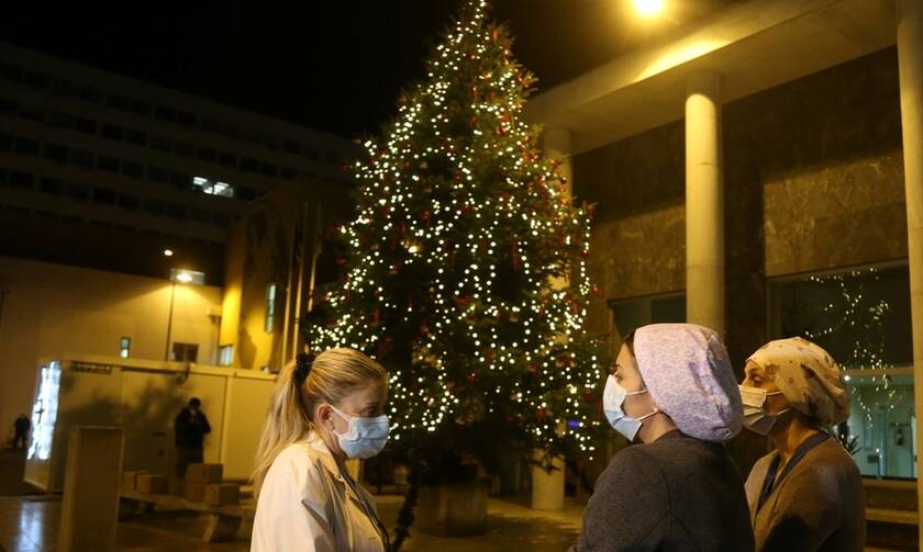 Θεσσαλονίκη: Φωταγωγήθηκε το χριστουγεννιάτικο δέντρο έξω από το ΑΧΕΠΑ