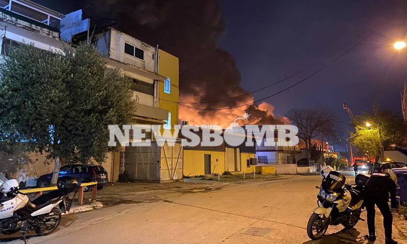 Συναγερμός στην Πυροσβεστική: Μεγάλη πυρκαγιά σε βιοτεχνία στο Μοσχάτο