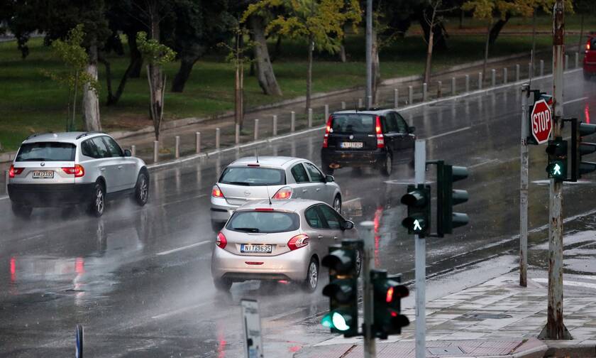 Κίνηση ΤΩΡΑ: Η καταιγίδα στην Αττική έφερε προβλήματα στους δρόμους