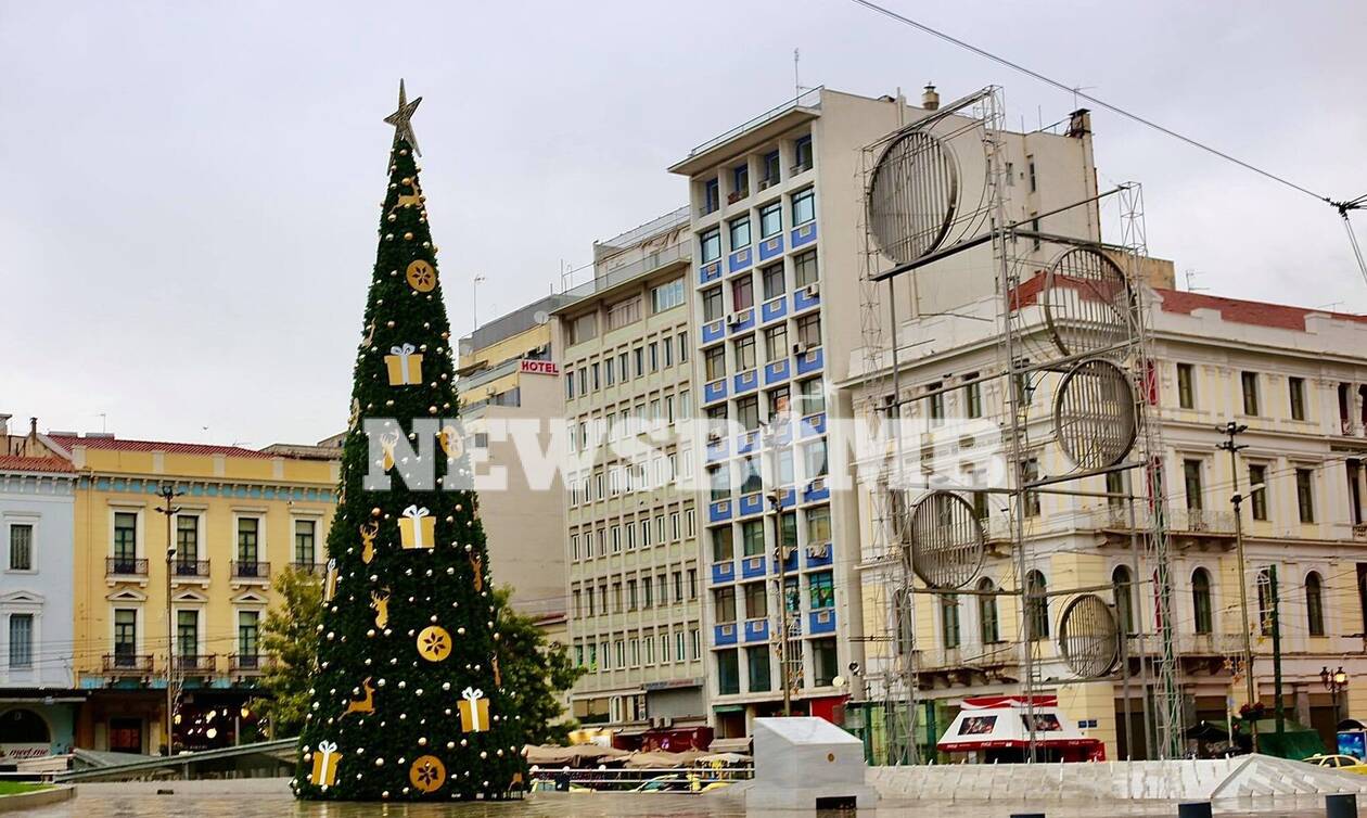 Σε εορταστικούς ρυθμούς η Αθήνα του lockdown – Φωταγωγήθηκε το χριστουγεννιάτικο δέντρο στην Ομόνοια