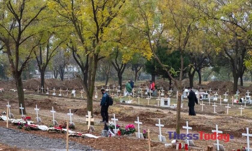 Θεσσαλονίκη: Συγκλονίζουν οι εργάτες στα κοιμητήρια Θέρμης – Σκάβουμε τάφους μέσα στο σκοτάδι