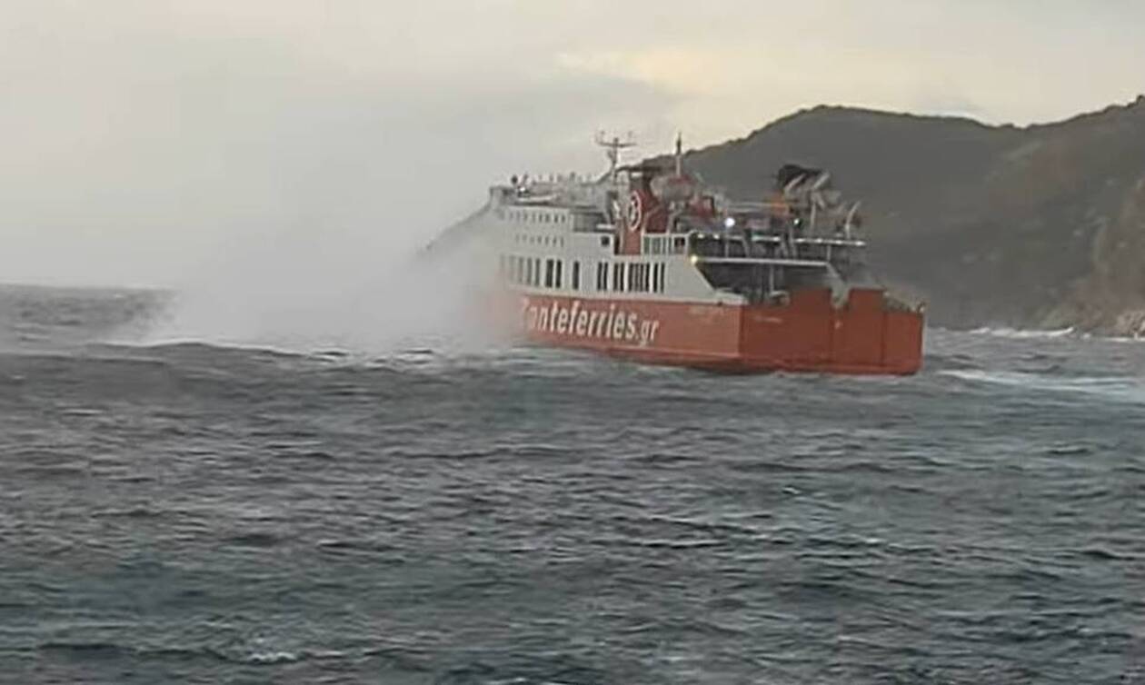 Κακοκαιρία: Μάγκας Έλληνας καπετάνιος - Δείτε πώς κατάφερε να δέσει το πλοίο στη Σίφνο