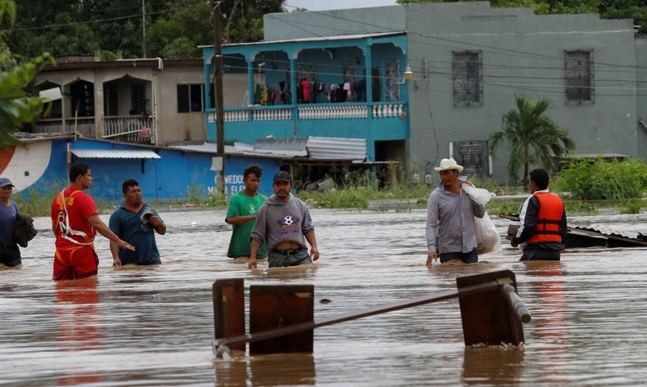 Ονδούρα: Δύο κυκλώνες, δεκάδες χιλιάδες άστεγοι          