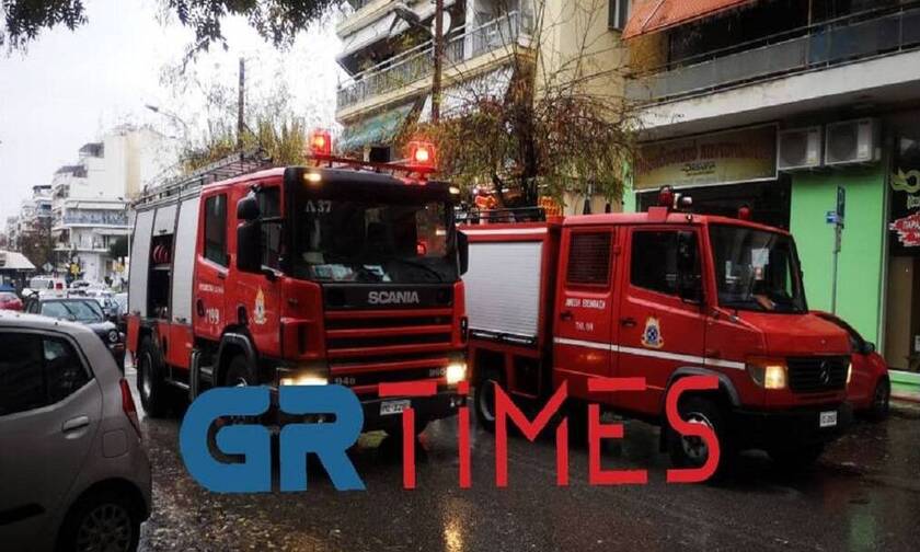 Θεσσαλονίκη: Φωτιά σε διαμέρισμα – Επιχείρηση απεγκλωβισμού δύο ατόμων