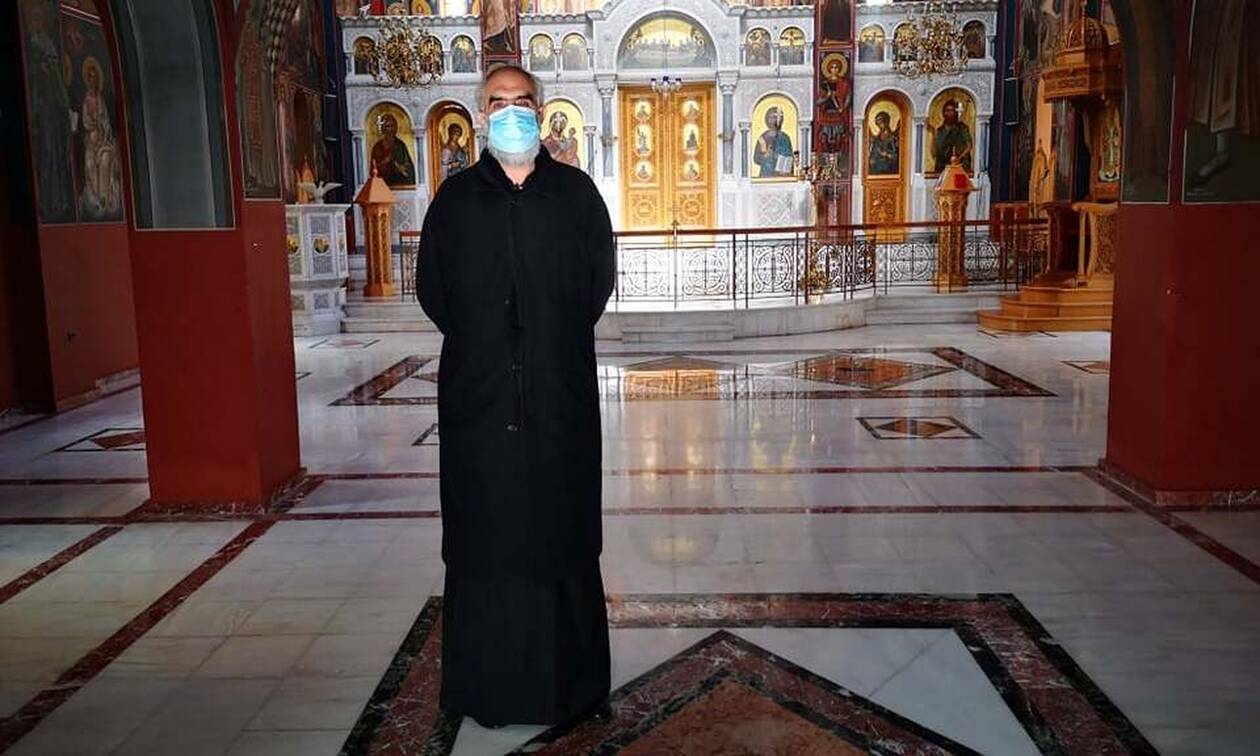 Πατήρ Αθανάσιος στο Newsbomb.gr: «Κάποιοι κάνουν επίδειξη πίστης μη φορώντας μάσκα στην Εκκλησία»  