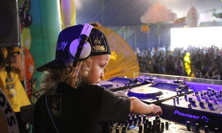 Αυτός ο πεντάχρονος είναι ο νεότερος DJ στον κόσμο και κάνει θραύση