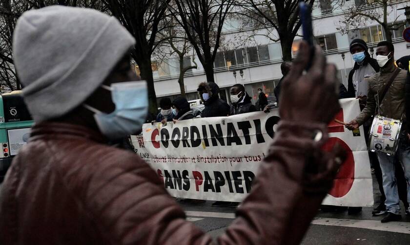 Παρίσι: Πάνω από 1.000 μετανάστες χωρίς νόμιμα έγγραφα διαδήλωσαν για την Παγκόσμια Ημέρα Μεταναστών