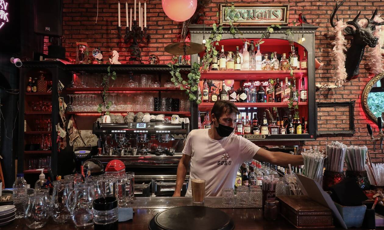 Lockdown - Βόλος: Ιδιοκτήτης μπαρ άνοιξε το μαγαζί και σέρβιρε σε πελάτες - Tσουχτερά πρόστιμα