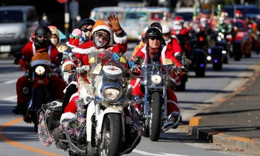 Μοτοσικλετιστές ντυμένοι Άγιοι Βασίληδες κατά της παιδικής κακοποίησης
