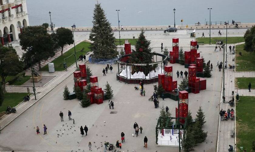 Θεσσαλονίκη: Η στολισμένη πλατεία Αριστοτέλους εν μέσω καραντίνας