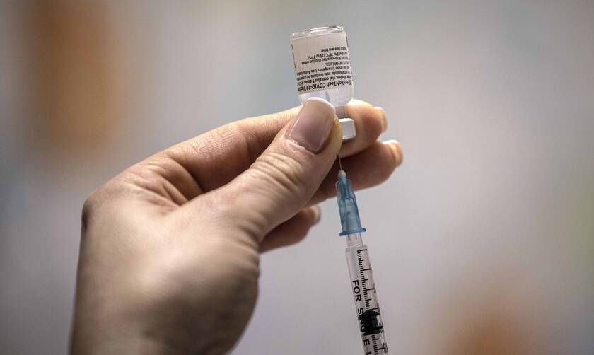 Κορονοϊός: Χανιώτης έκανε το εμβόλιο στη Βρετανία - Τι συνέβη τα πρώτα λεπτά