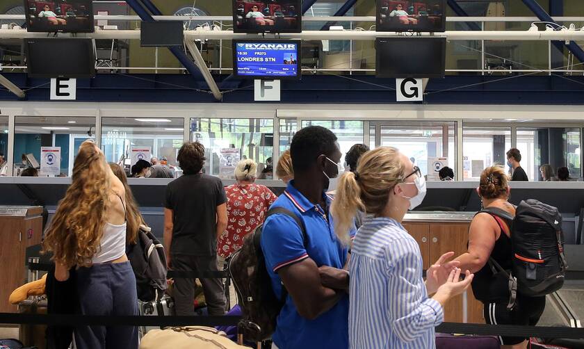 Κορονοϊός: Συναγερμός στην Ευρώπη για τη μετάλλαξη – Χάος στα αεροδρόμια με τις ακυρώσεις πτήσεων