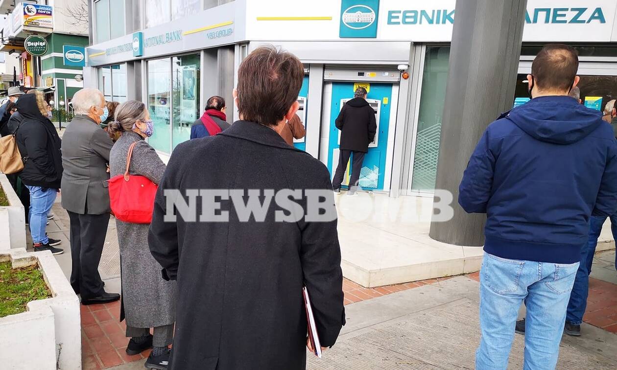 Ρεπορτάζ Newsbomb.gr: Ούρες ηλικιωμένων στις τράπεζες για την είσπραξη των συντάξεων