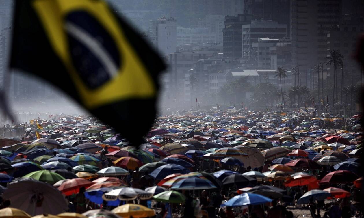 Αδιανόητες εικόνες στη Βραζιλία: Γέμισαν οι παραλίες εν μέσω πανδημίας 