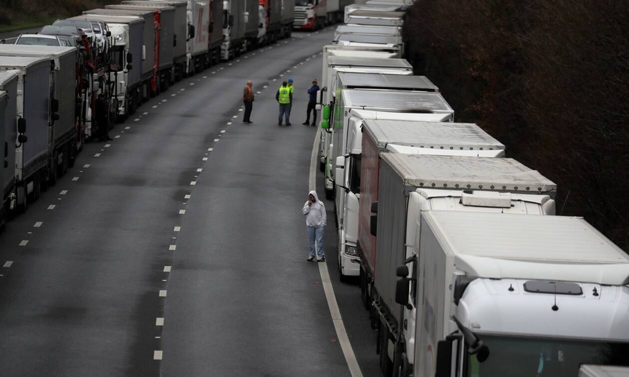 Οργή στα σύνορα της Αγγλίας για εκατοντάδες οδηγούς φορτηγών: «Μας αντιμετωπίζουν σαν σκουπίδια»