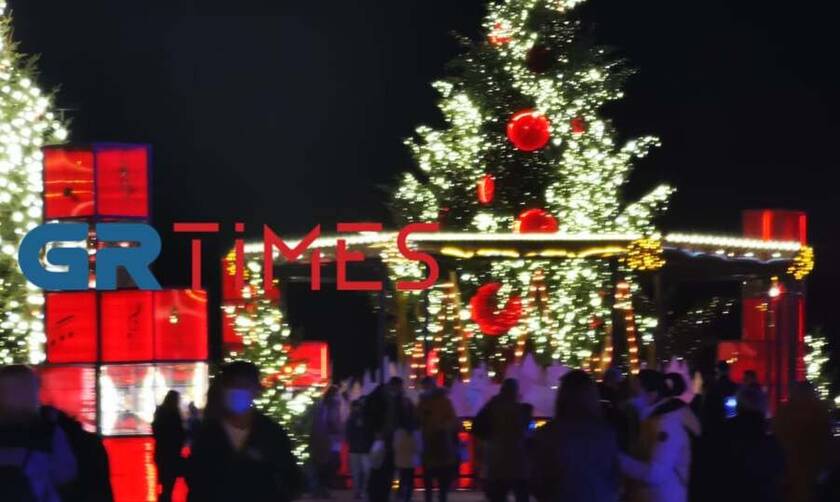Κορονοϊός - Θεσσαλονίκη: Αψήφισαν τα μέτρα και βγήκαν για φωτογραφία στο Χριστουγεννιάτικο δέντρο