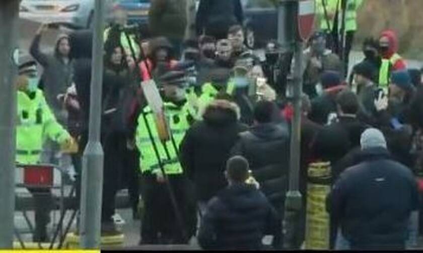 Κορονοϊός - Βρετανία: Χαμός στο λιμάνι του Ντόβερ – Συμπλοκές αστυνομικών με φορτηγατζήδες