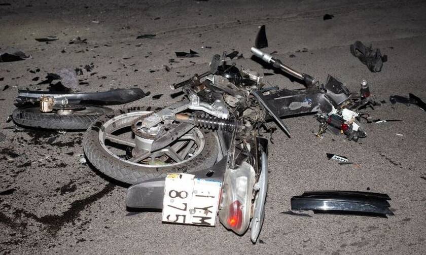 Σοβαρό τροχαίο στο Αιγάλεω: «Σμπαράλια» μηχανάκι μετά από σύγκρουση με αυτοκίνητο