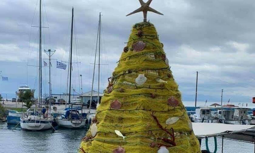 Εύβοια: Δείτε σε πoια περιοχή στόλισαν Χριστουγεννιάτικο Δέντρο με δίχτυα