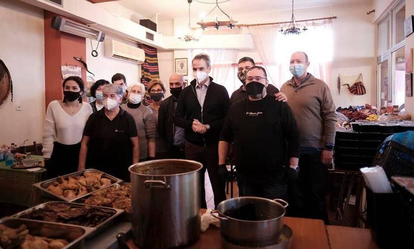 Στο Κερατσίνι ο Κυριάκος Μητσοτάκης: Μοίρασε φαγητό από την ταβέρνα «Ο Κρητικός» 