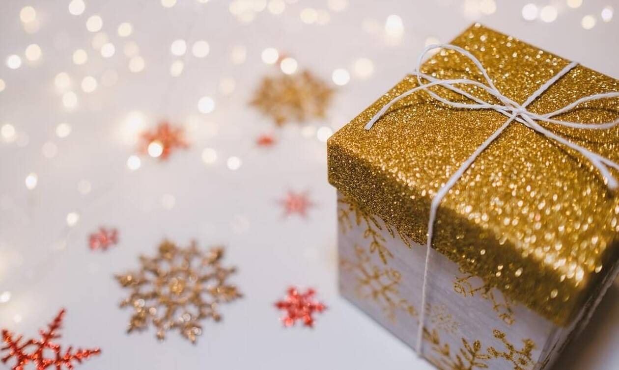 Καναδάς: Μυστηριώδης «Άγιος Βασίλης» μοίρασε δωροεπιταγές σε 400 πολίτες