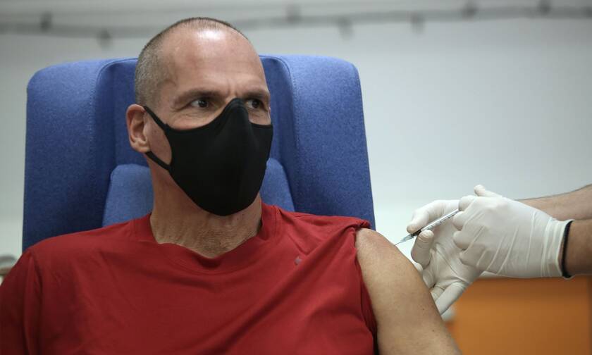 Κορονοϊός: Εμβολιάστηκε ο Γιάνης Βαρουφάκης - Το αστείο που είπε στον νοσηλευτή που του το έκανε