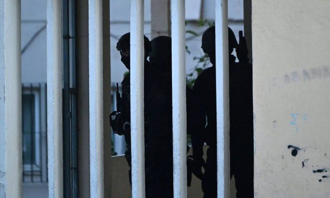 Θρίλερ στην Αγία Βαρβάρα: Πάνοπλοι αστυνομικοί αναζητούν τον ένοπλο που έγινε «καπνός»