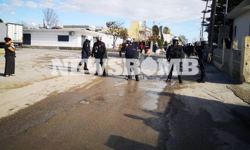 Μέγαρα: Οι πρώτες εικόνες από την επιχείρηση της αστυνομίας μετά τους πυροβολισμούς των Ρομά