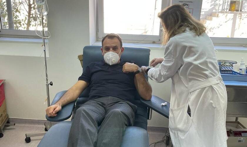 Κορονοϊός - Νίκος Παναγιωτόπουλος: Εμβολιάστηκε στο «Σωτηρία» ο υπουργός Άμυνας
