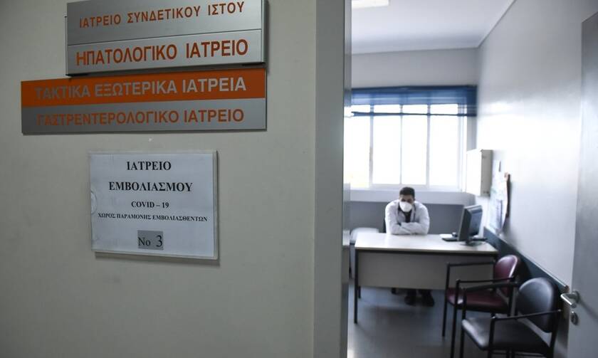 Θεσσαλονίκη: Ξεκίνησαν οι εμβολιασμοί - Αυτοί είναι οι πρώτοι που εμβολιάστηκαν στο ΑΧΕΠΑ