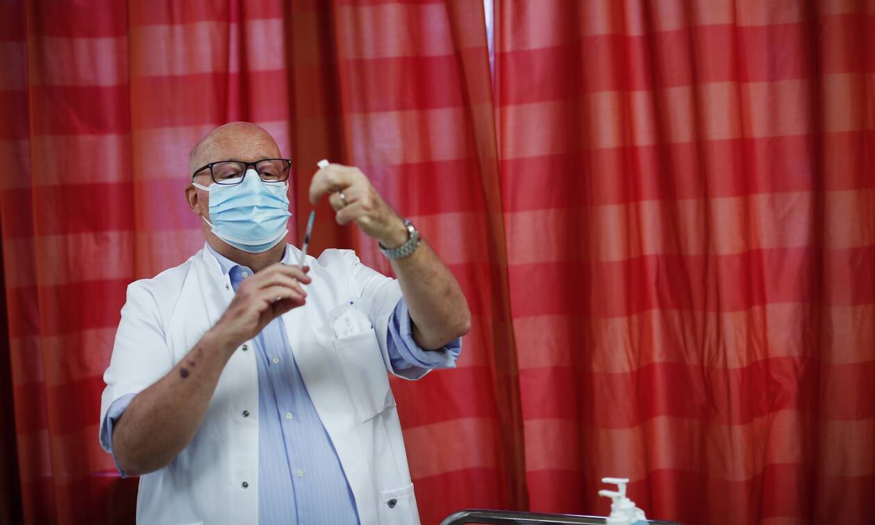 Εμβόλιο κορονοϊού: Νοσηλευτής νόσησε μια εβδομάδα μετά τον εμβολιασμό του