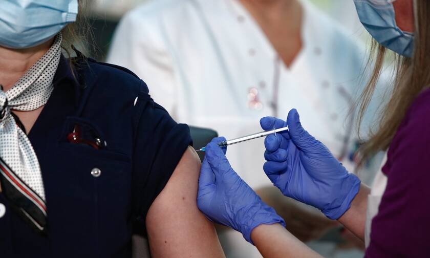 Εμβόλιο κορονοϊού: Τέλος στον κατά προτεραιότητα εμβολιασμό κυβερνητικών στελεχών