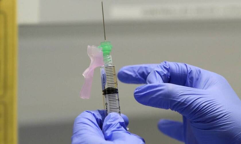 Η AstraZeneca υπέβαλε πλήρη δεδομένα στον ΕΜΑ για αδειοδότηση του εμβολίου