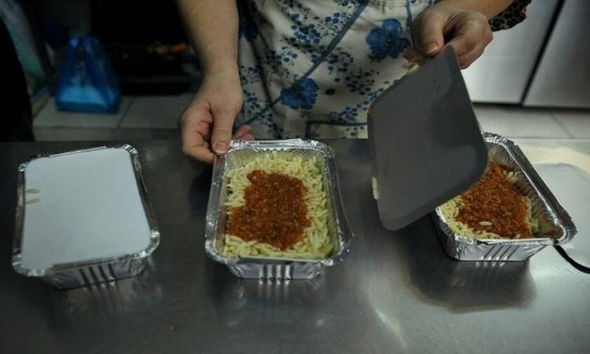 Εστιάτορες μοίρασαν πρωτοχρονιάτικα γεύματα σε άπορους και άστεγους