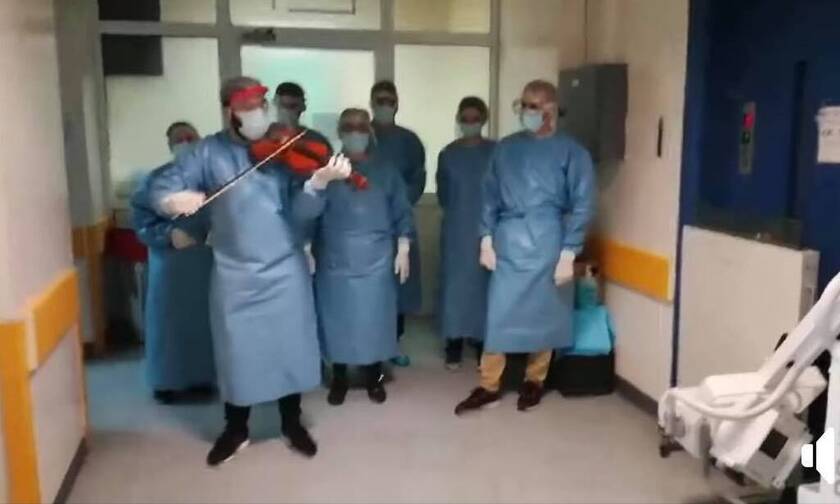 Κορονοϊός: Συγκλονίζει Έλληνας γιατρός - Εύχεται «Καλή Χρονιά» στους ασθενείς παίζοντας βιολί (vid)