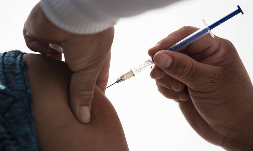 Κορονοϊός: 50 χώρες ξεκίνησαν τους εμβολιασμούς - Αισιοδοξία για επιστροφή στην κανονικότητα