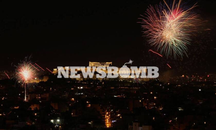Πρωτοχρονιά: Πυροτεχνήματα πάνω από το λόφο της Ακρόπολης για την υποδοχή το νέου έτους 