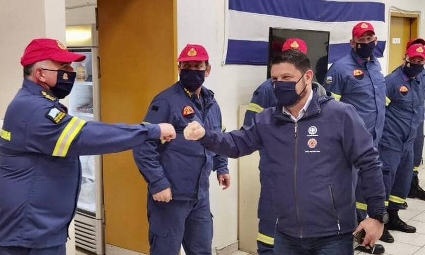 Νίκος Χαρδαλιάς: Αλλαγή χρόνου με πυροσβέστες και αστυνομικούς σε Περιστέρι και Μενίδι (pics)