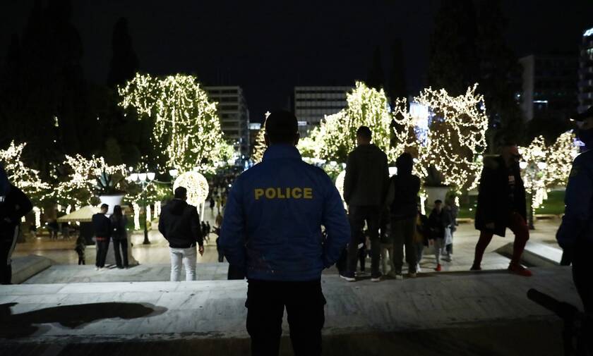 Κορονοπάρτι την Πρωτοχρονιά: Έφοδοι της ΕΛ.ΑΣ. σε σπίτια, ουζερί και κομμωτήρια