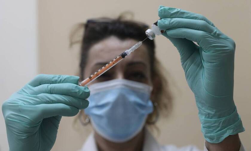 Κορονοϊός: Το Λονδίνο θα επιτρέπει, σε σπάνιες περιπτώσεις, τον συνδυασμό δύο διαφορετικών εμβολίων 